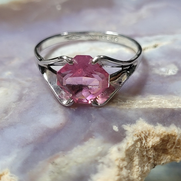 Jewelry - Elegant Pink stone Silver Ring